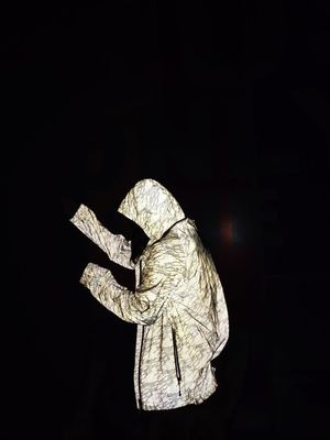 Srebrna, świetlista, mocna, odblaskowa, elastyczna kurtka o wysokiej widoczności Materiał EN20471 ANSI107